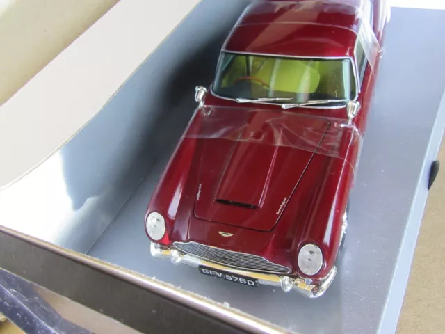 575R Chrono H1002 Aston Martin Coupé DB5 De 1963 Rojo Peony 1:18 + Caja 3