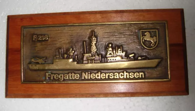 Messing Wappen Silhouette auf Holz Fregatte Niedersachsen F208 - Marine