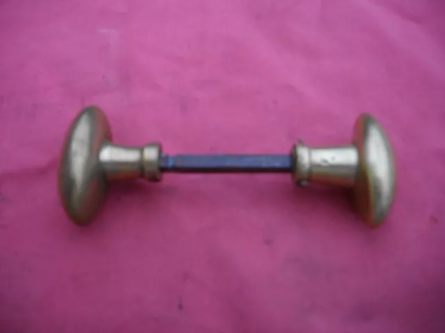 Ancienne paire de  poignée de porte ovale en bronze ou laiton carré de 6 mm