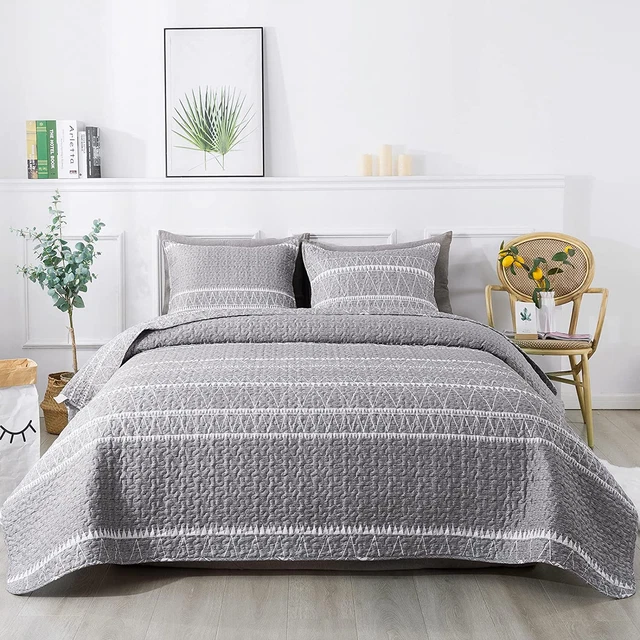 Grey Quilt Set California King (112X104 Inch), 3 Pieces(1 Striped Triangle Print