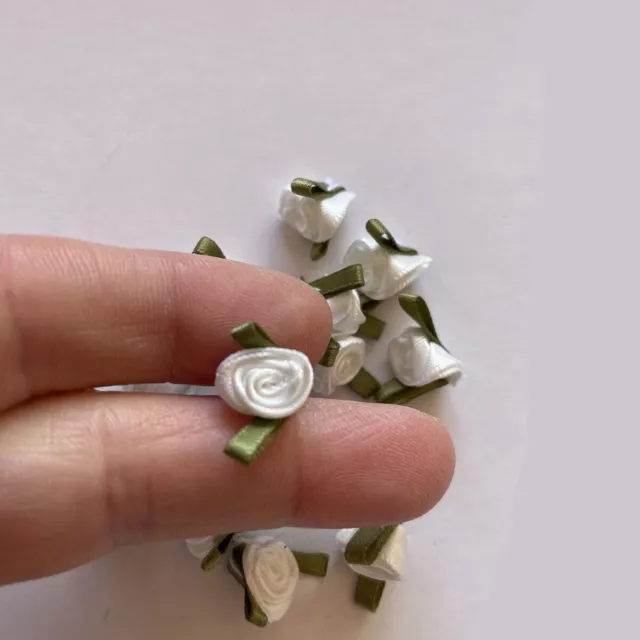 100 X Mini Pequeña Cinta Blanca Satinada Brotes Rosa Flores con Hojas Verdes 2