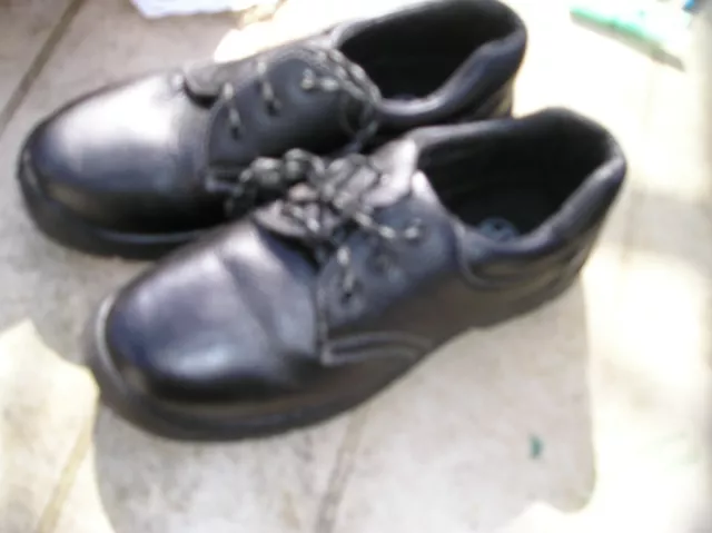 une paire de sécurité en taille 42 couleur noir