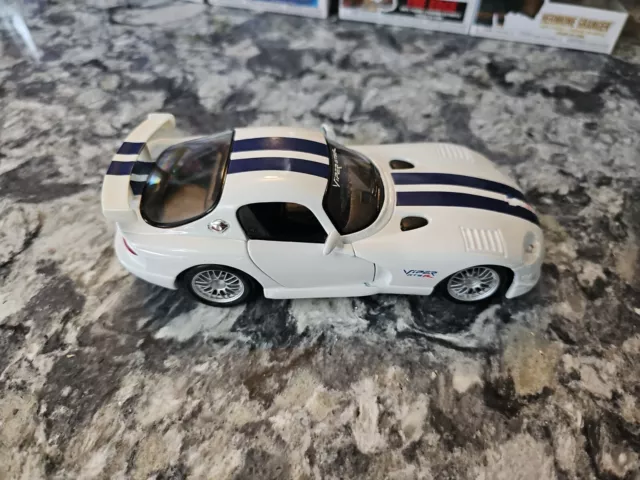 Maisto Diecast White 2007 Dodge Viper GT2  1/ 24 Scale W/Purple Racing Stripes 3