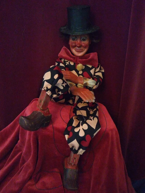 Mitte des 20. Jahrhunderts gelenkte hölzerne Clownmarionette, handgeschnitzte Puppe, Volkskunst