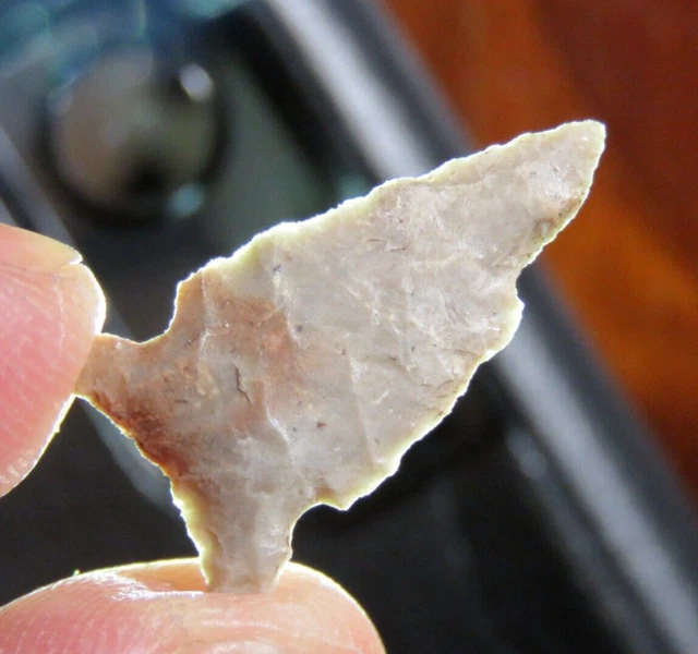 Quartzite Plains side-notched arrow point found near Livingston, Montana 1 in.