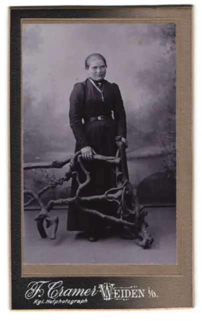 Fotografie F. Cramer, Weiden i /O., Portrait junge Dame im Kleid mit Kreuzkette