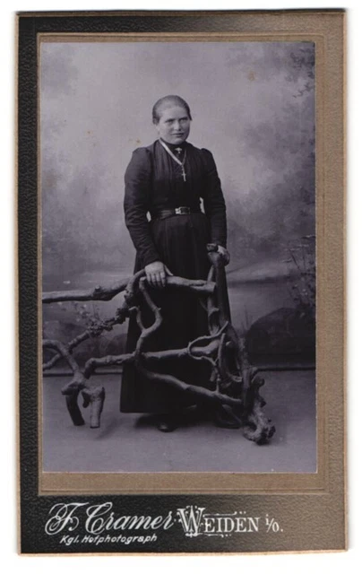 Fotografie F. Cramer, Weiden i /O., Portrait junge Dame im Kleid mit Kreuzkette