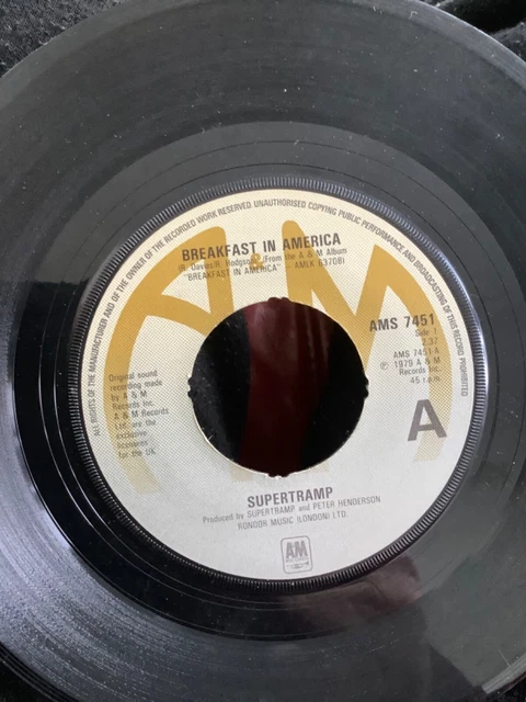 SUPERTRAMP.    BREAKFAST  IN. AMERICA.  7”  vinyl.  VG.+ con  A & M.  1979….