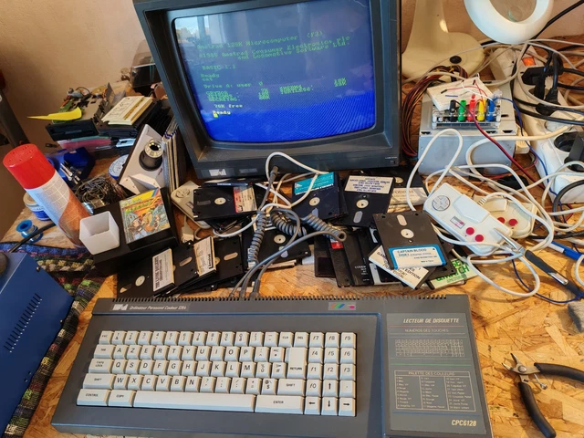 AMSTRAD CPC 664 QWERTY en état de fonctionnement (courroie neuve), sans