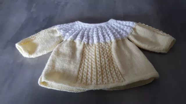 Brassière tricotée jersey et torsades jaune et blanches nouveau-né / 3 mois