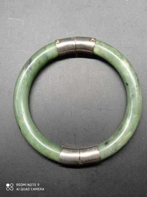 Magnifique Bracelet jonc en jade vert . 2