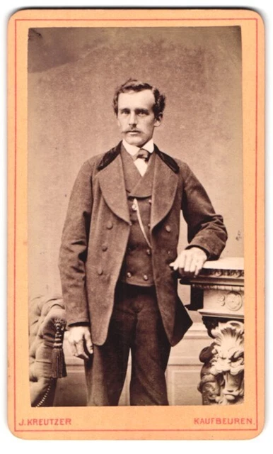 Fotografie J. Kreutzer, Kaufbeuren, Portrait Mann im Anzug mit Querbinder