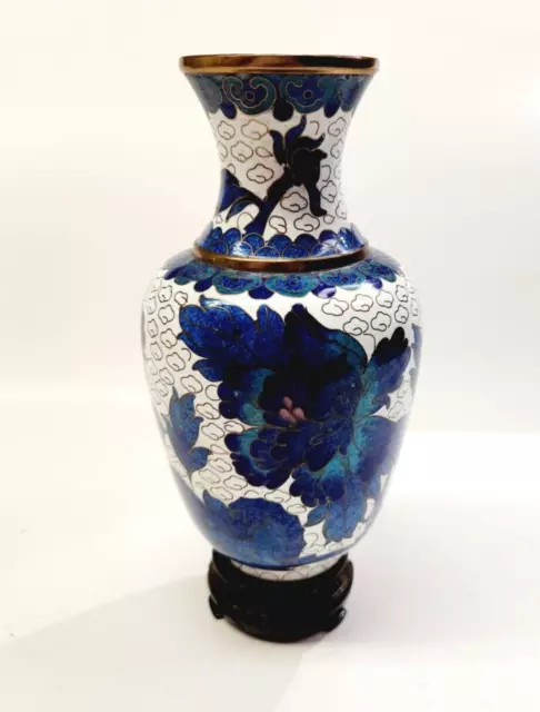 Vtg Blue White Floral 6 In Cloisonne Chinoiserie Vase W Hand Carved Wooden Stand