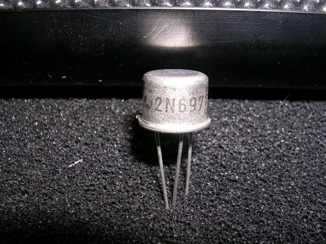 Lotto Da 10 Transistor 2N697 NPN 40V 150mA &ndash; Originali Motorola (Nuovi, Confezione Originale)
