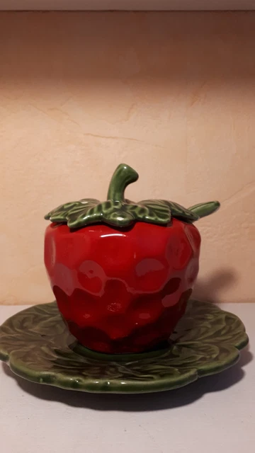 Un bol de fraises et une assiette de fraises photo - Frais Photo sur