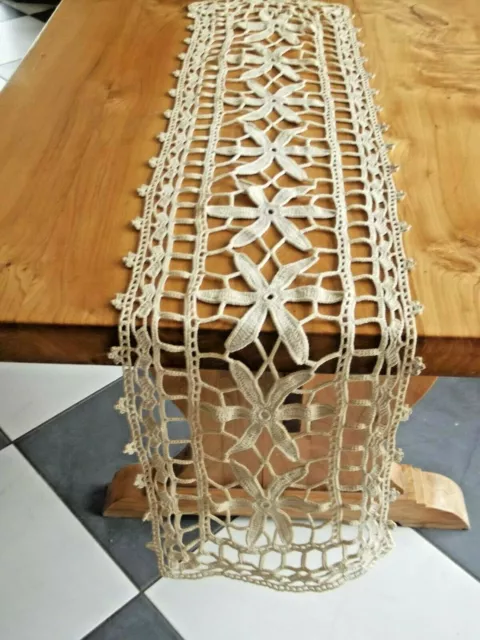 Linge ancien Chemin de table dentelle  au crochet ecru   ( 136 x 31 cms )