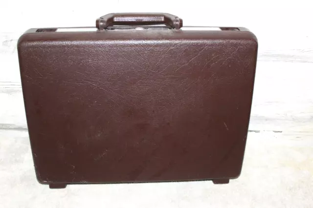 Vintage Samsonite brown hard shell brief case no key. Condition is very good.