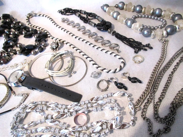Schmuck Konvolut, silber-grau-schwarz,  New Yorker Uhr, Strassteile, Ketten uvm.