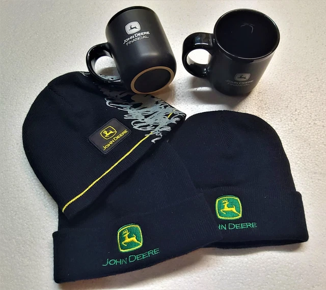 3x Men's "JOHN DEERE" beanie and 2x "JOHN DEERE" Mugs.