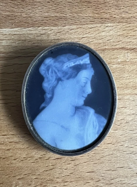 Broche Carrée Ancienne - Portrait Femme Galante En Porcelaine De Limoges - Occasion Rare, Alliage