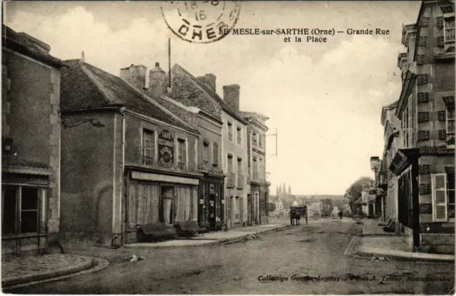 CPA Le Messle sur Sarthe Orne - Grande Rue et la Place (800284)