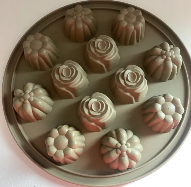 https://www.picclickimg.com/WREAAOSwt4Bk6nDe/The-Pampered-Chef-Silicone-Floral-Cupcake-Pan-1613.webp