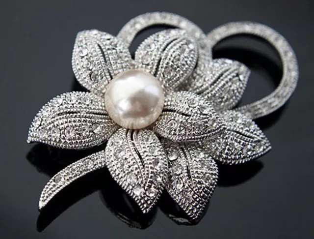 Gorgeous Vintage Inspired Silver Plated Clear  Crystal And Pearl Classic  Brooch 2