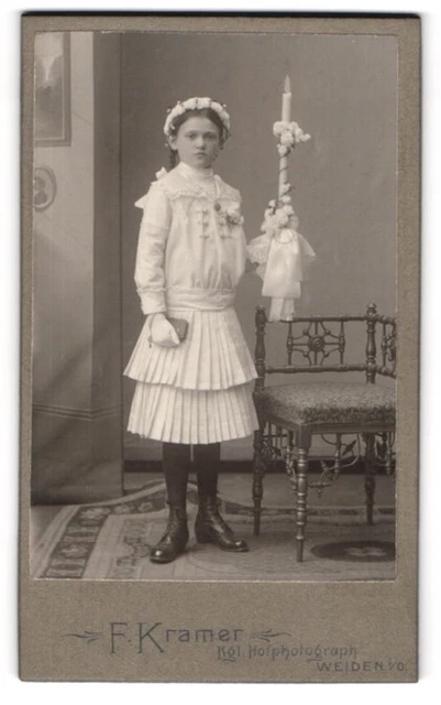 Fotografie F. Kramer, Weiden i. O., Mädchen im Kommunionskleid mit Kerze und Ha