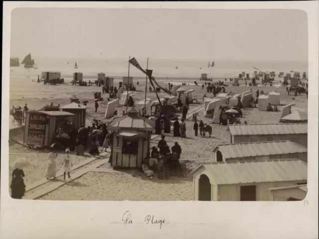 Vacanciers sur la plage, cabines de plage et voiliers. Vintage albumen print.