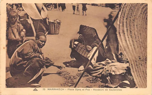 Maroc - MARRAKECH - Vendeurs de Sauterelles - Place Djema El Fna