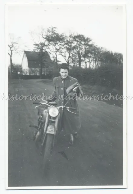 Frau im Mantel mit Motorrad 1955 - ADAC-Blechschild - Kleines altes Foto 1950er