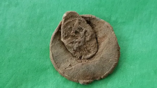 Very rare Post Medieval official heraldic lead seal Please read description L367
