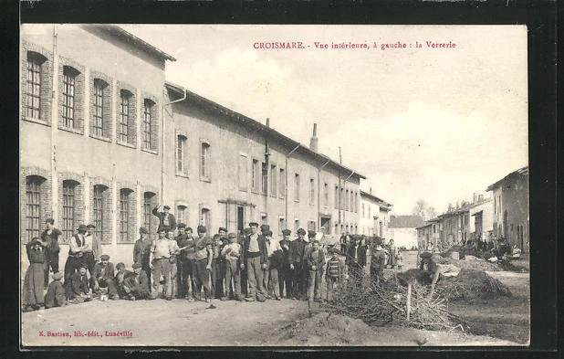 CPA Croismare, Vue intérieure, à gauche: la Verrerie
