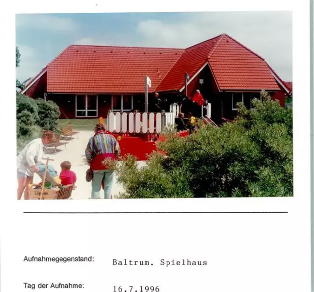 10186442 - 2985 Baltrum Spielhaus Foto montiert auf Karton