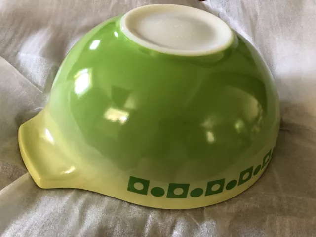 Pyrex 4 Quart Green Yellow Lime Square Dot Ombre Cinderella Promotional Bowl 444