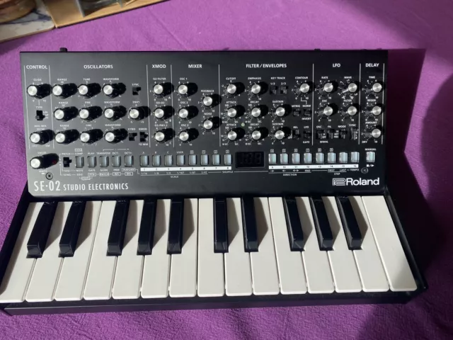 ROLAND SE-02 ANALOGUE SYNTHESIZER With ROLAND K-25M KEYBOARD UNIT - EXCELLENT