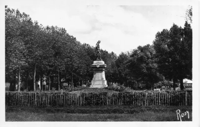 ANCENIS Statue Joachim du Bellay et Square au Bord de Loire Plus 1 carte OFFerte 2