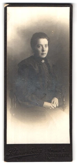 Fotografie Schouenberg, Kobenhavn, Nygade 1, Portrait junge Dame in modischer K