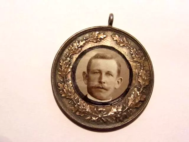 Deutsche Schützenmedaille um 1920, Rückseite mit eingeklebtem Schützenfoto 2