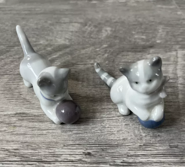 Vintage Pair Metzler Ortloff Kitty Cats Playing Ball Porcelain Figurines Germany