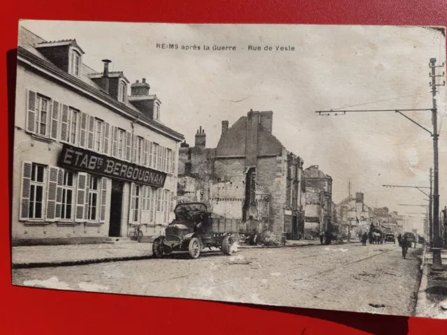 cpa REIMS après la Guerre...Rue de Vesle ....Etablissement BERGOUGNAN