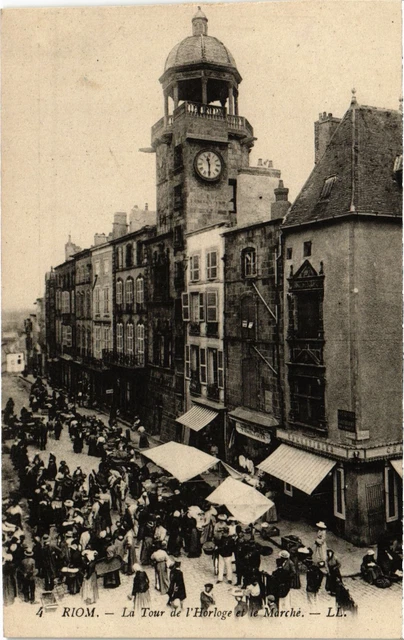 CPA Riom La Tour de l'Horloge et le Marche FRANCE (1303479)
