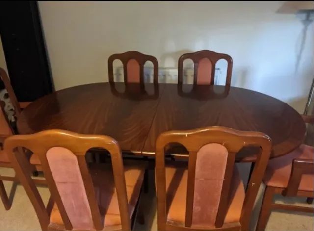 Extendable dining table and 6 chairs