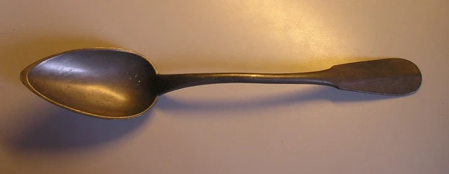 CUILLERE À RAGOÛT XVIIIeme en étain, chiffrée F. Lavialle..fleur de lys