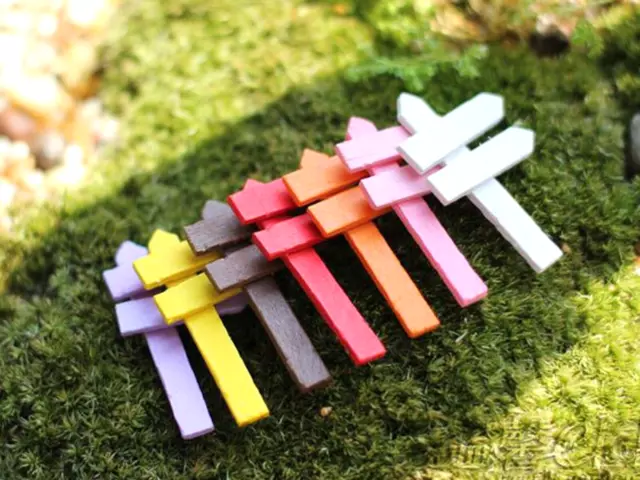 20 Pcs Mixed Color Mini Wooden Sign Post Fence Dollhouse for Miniature Craft