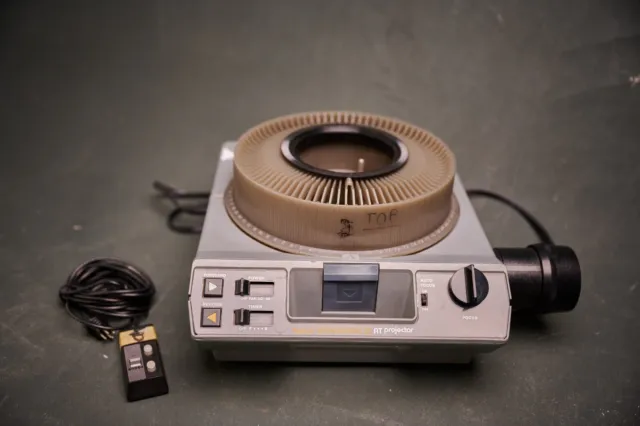 Kodak Ektagraphic III AT Slide Projector w/ Remote - TESTED