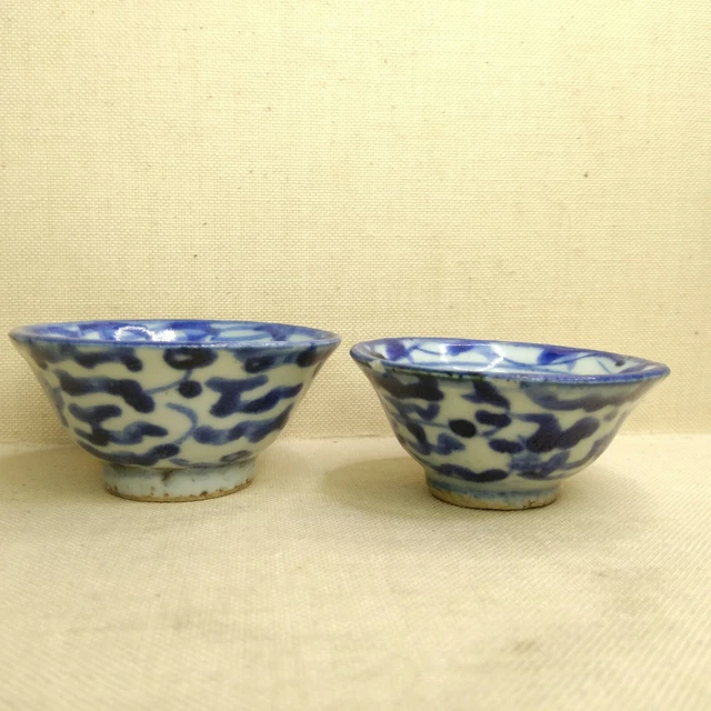 Antique A pair of Chinese small blue and white porcelain cups, 17th-18th century