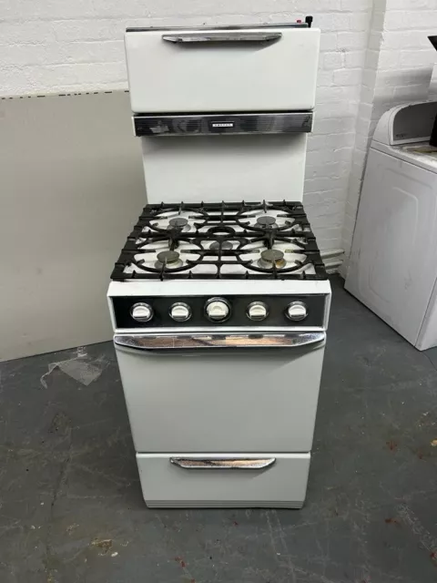 Free standing gas cooker with eye level clearance grill