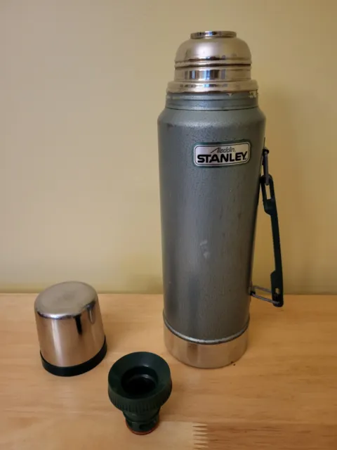 https://www.picclickimg.com/WToAAOSw07ljybhO/Vintage-Aladdin-STANLEY-Thermos-with-Handle-A-944DH-1.webp