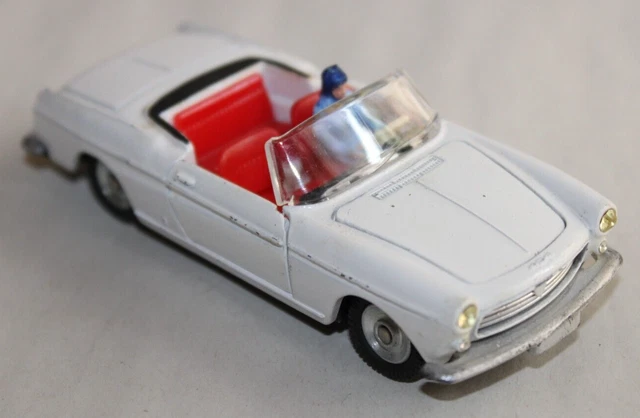 DINKY TOYS Peugeot 404 Pininfarina avec personnage  (  Réf B622 )